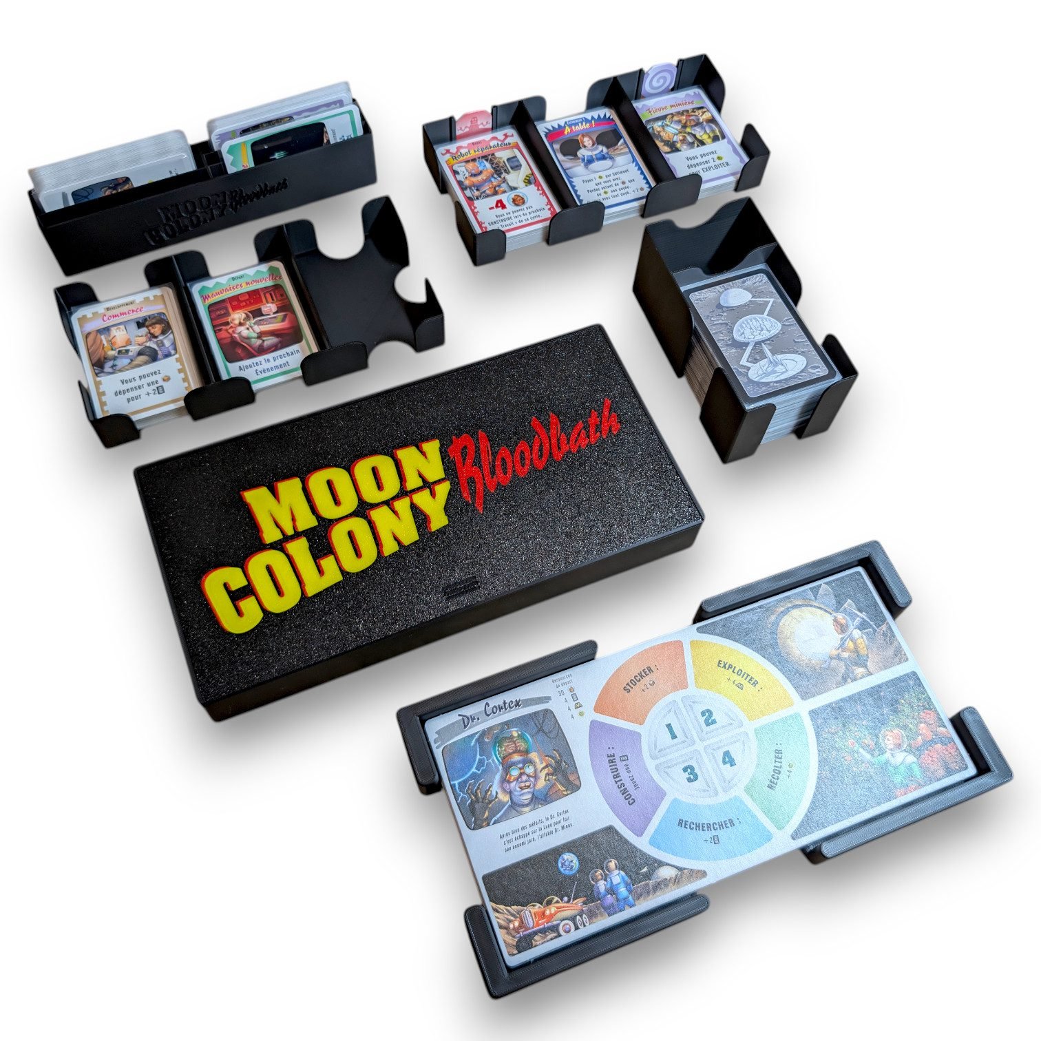 Sabots de cartes et supports de plateaux de l'insert Moon Colony Bloodbath en situation de jeu