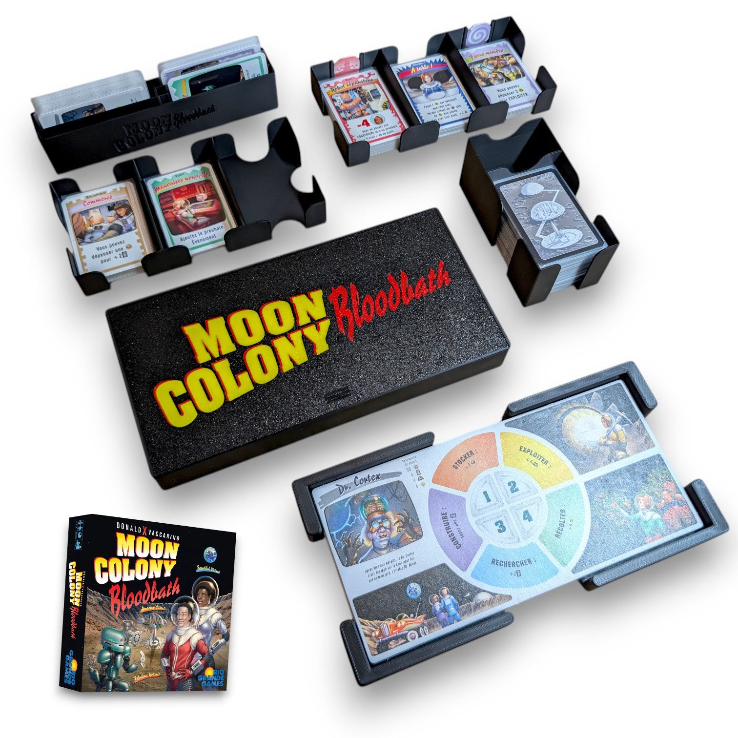 Sabots de cartes et supports de plateaux de l'insert Moon Colony Bloodbath en situation de jeu