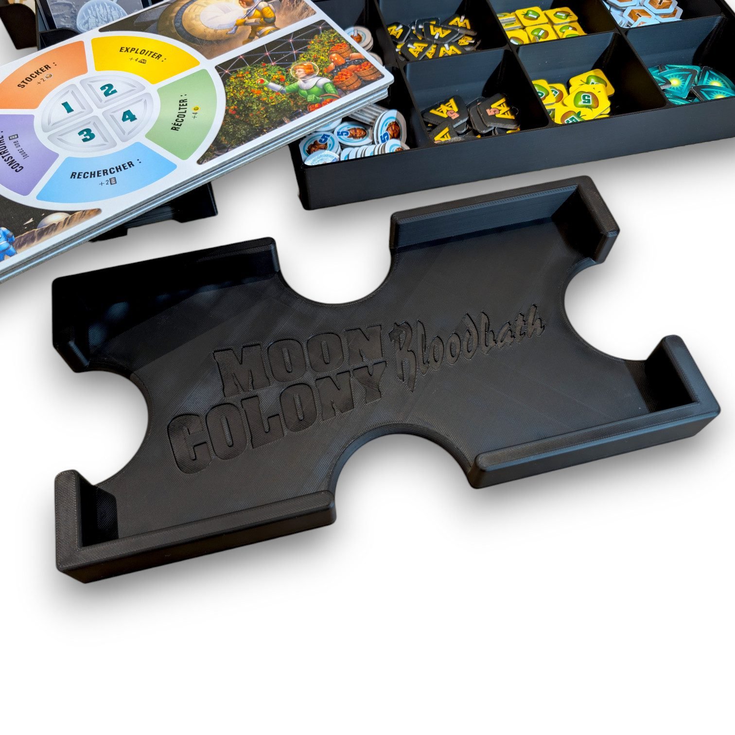 Sabots de cartes et supports de plateaux de l'insert Moon Colony Bloodbath en situation de jeu