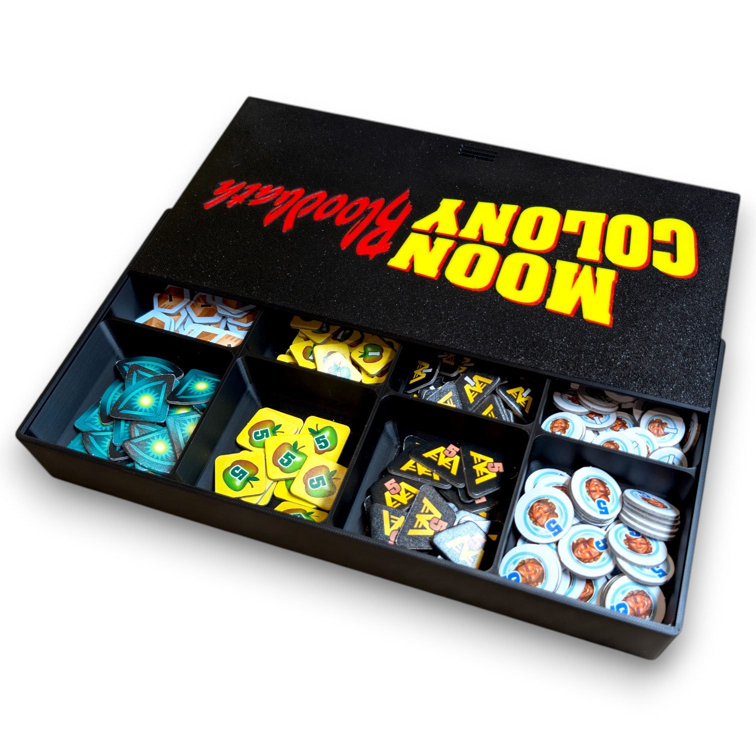 Détail du bac de rangement à 8 compartiments rempli de jetons pour Moon Colony Bloodbath